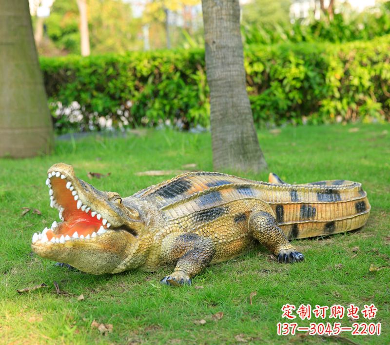 商丘玻璃钢鳄鱼 草坪绿地仿真动物雕塑