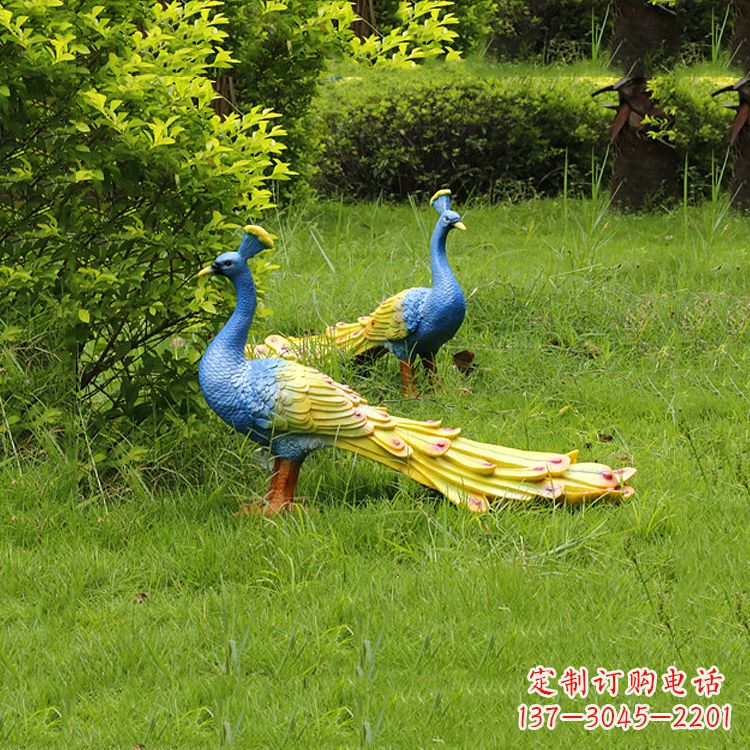 商丘玻璃钢孔雀雕塑——艺术点缀公园草坪