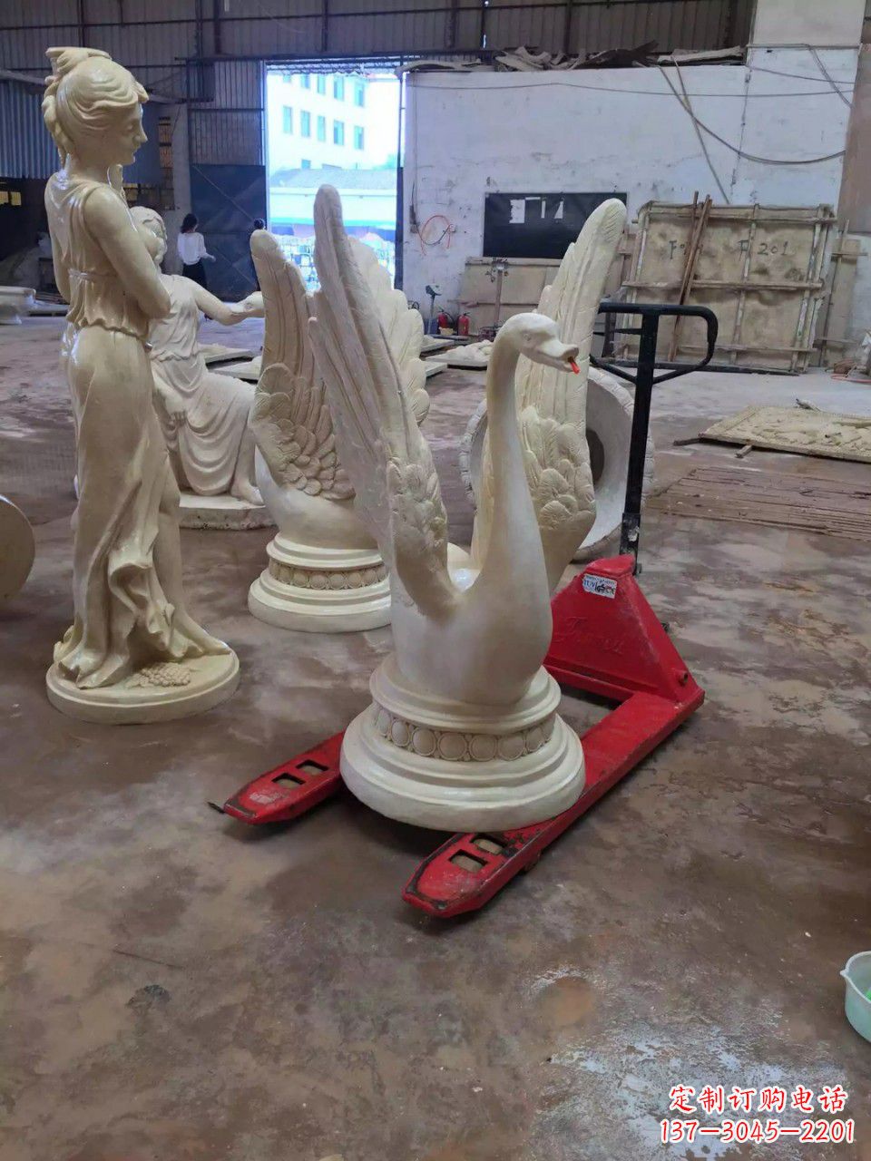 商丘玻璃钢制作的天鹅雕塑