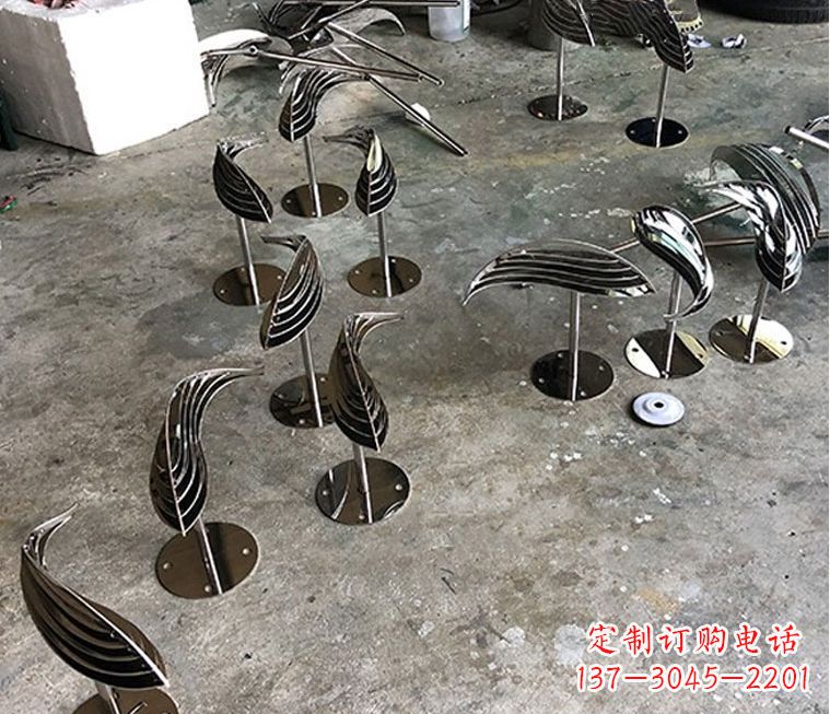 商丘不锈钢抽象动物小鱼雕塑
