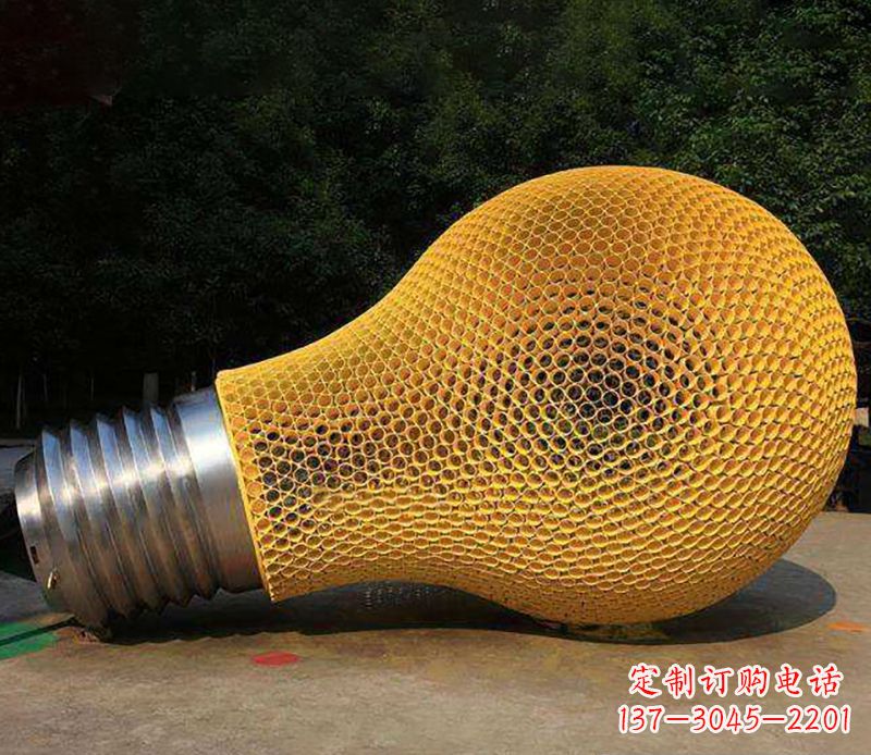 商丘不锈钢灯泡雕塑灯光下的美丽