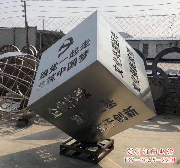商丘不锈钢灯饰魔方雕塑——精妙艺术