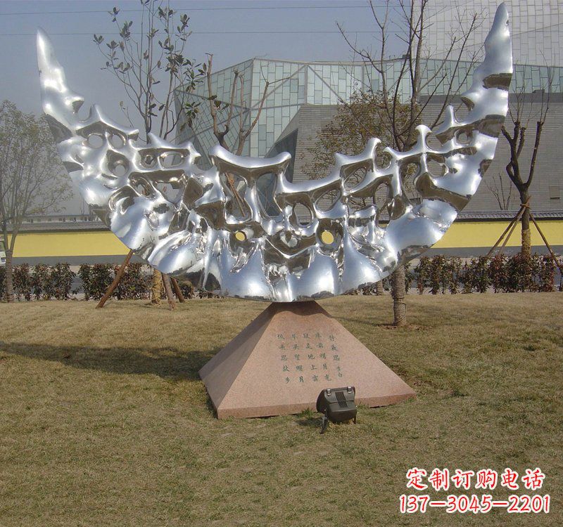 商丘不锈钢月亮雕塑象征着无尽的美丽