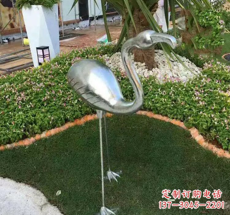 商丘火烈鸟雕塑美丽而又充满力量
