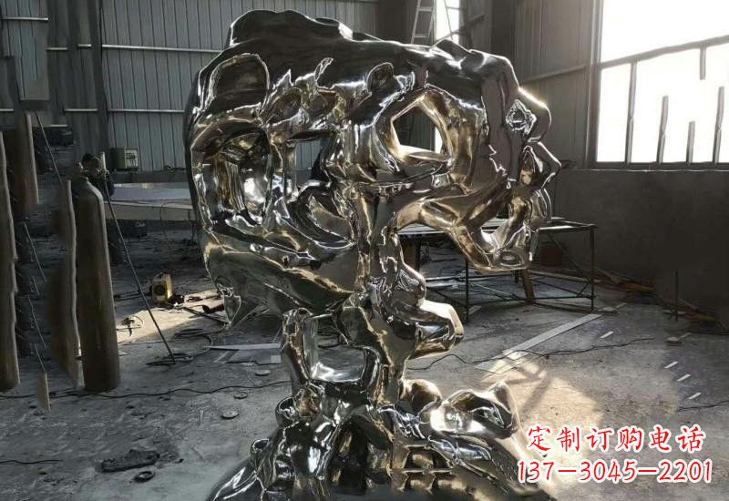 商丘太湖石雕塑不锈钢公园的镜面之美