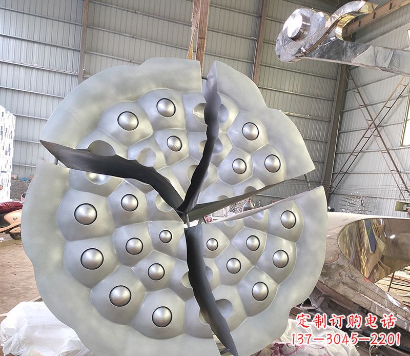 商丘不锈钢公园莲蓬雕塑高贵雍容的象征