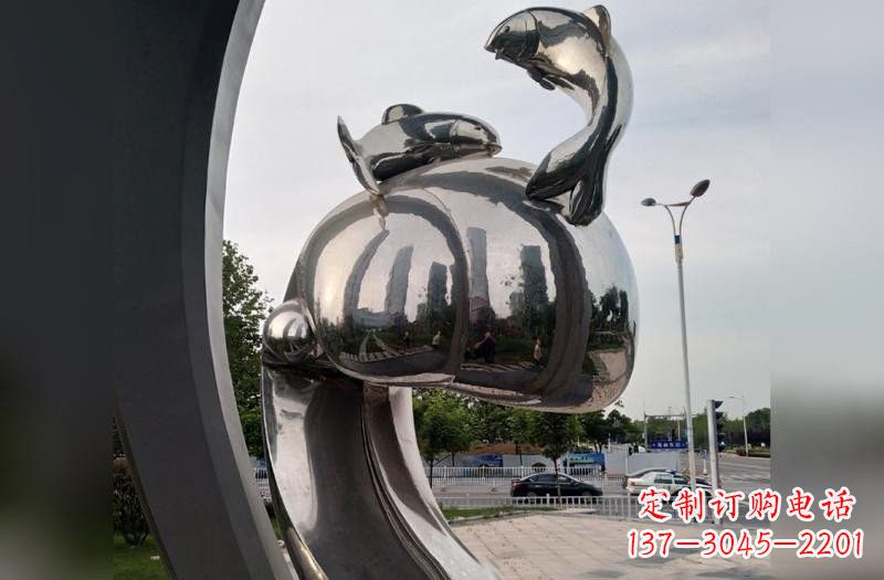 商丘海浪下的海鸥雕塑