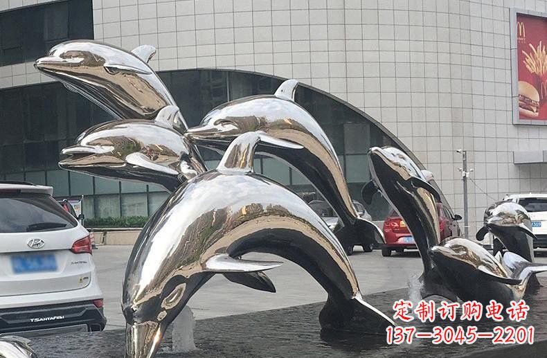 商丘海豚雕塑——不锈钢广场上的跳跃动态