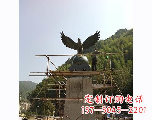 商丘不锈钢老鹰踩地球雕塑缅怀大自然之美
