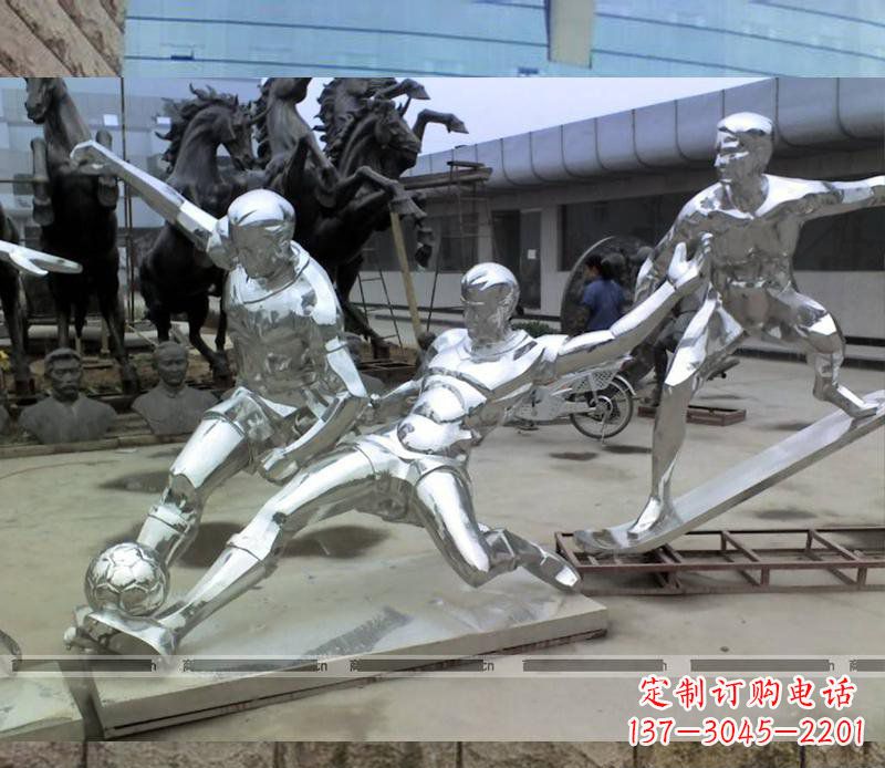 商丘玩足球的不锈钢雕塑
