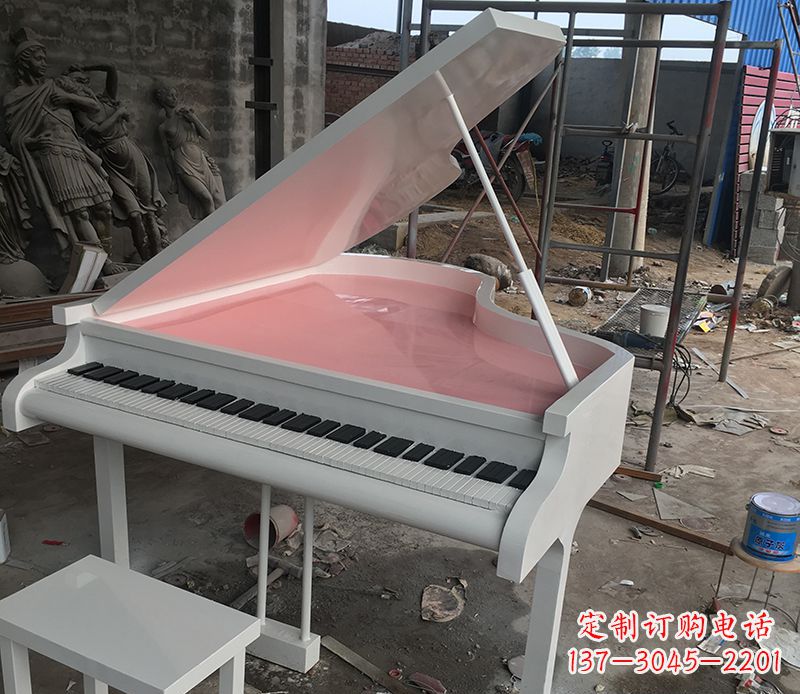 商丘校园里的钢琴雕塑