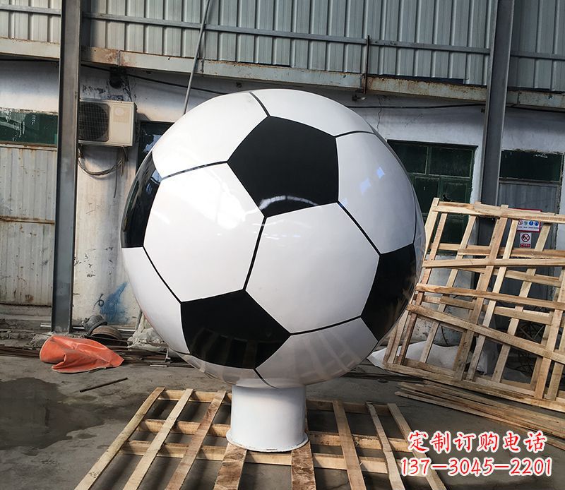 商丘激发足球热情的不锈钢足球雕塑