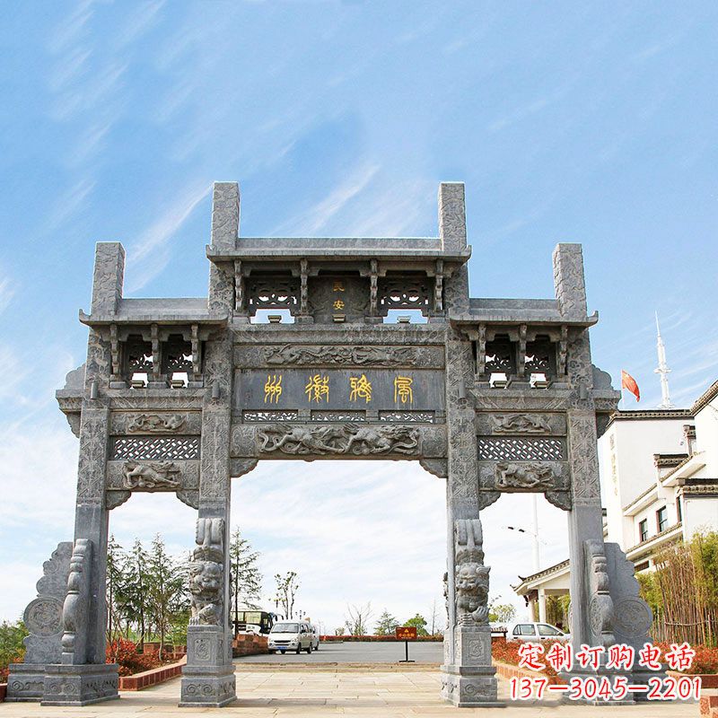 商丘城市园林中精美的牌坊雕塑