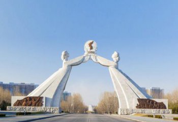 商丘城市街道的拱门雕塑——让城市更加精彩