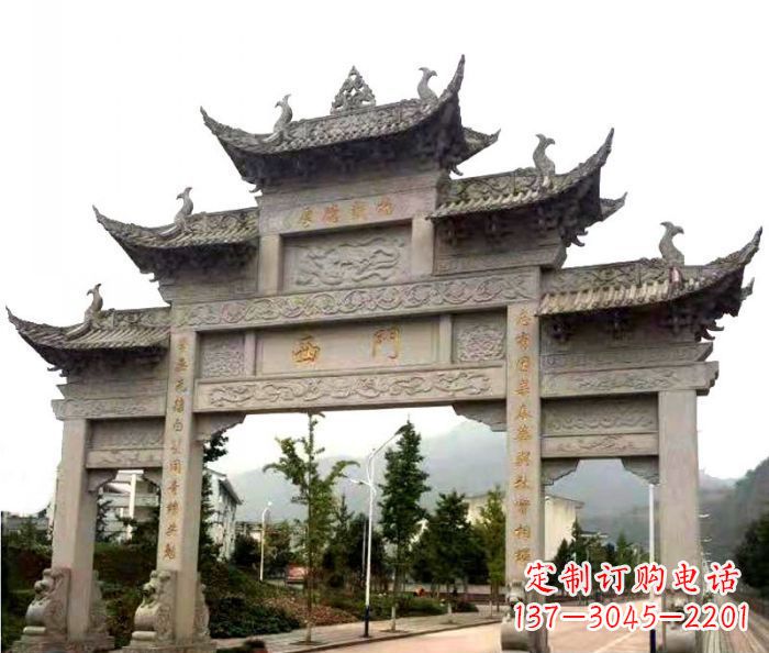 商丘村口三门石雕牌楼