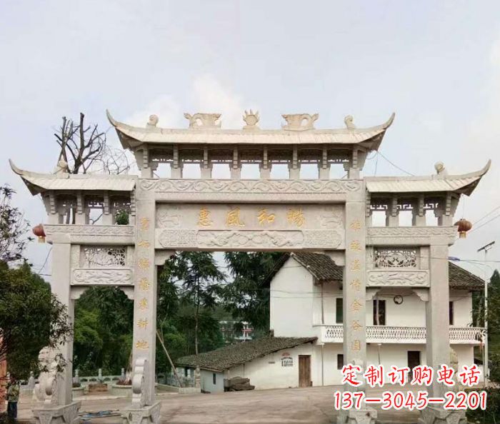 商丘村口三门石雕牌楼精美的雕塑杰作