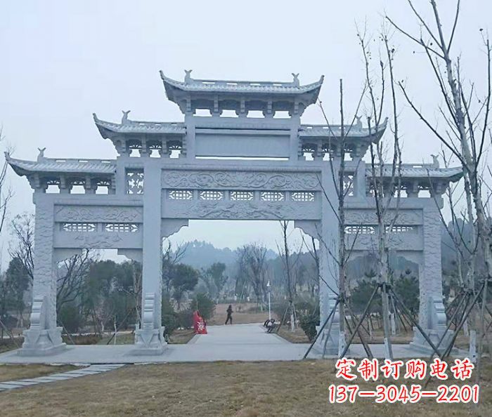 商丘村口三门石雕牌楼古朴华丽