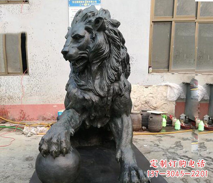 商丘高质量西方踩球狮子铜雕塑