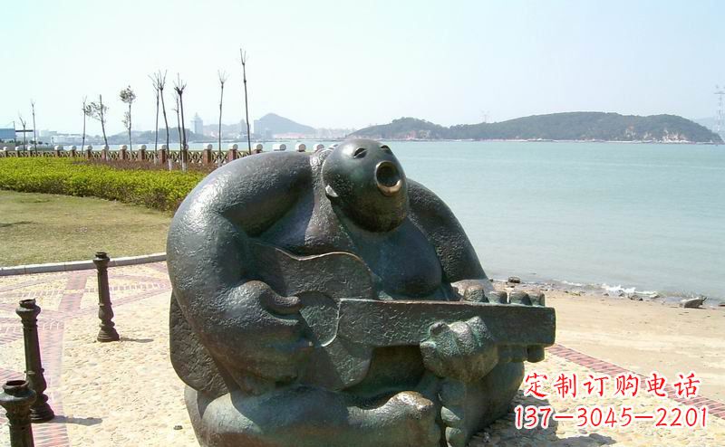 商丘音乐驻足,公园弹吉他铜雕