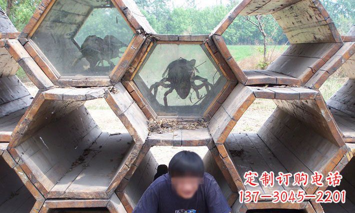 商丘公园蜂巢里的蜜蜂动物铜雕