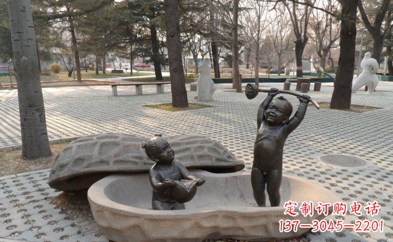 商丘公园花生壳里面的娃娃景观铜雕