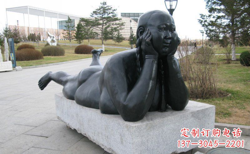 商丘趴着的胖女孩铜雕塑