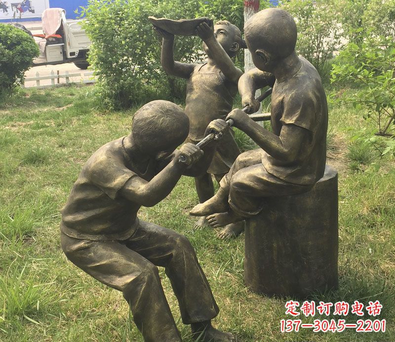 商丘公园玩水的儿童铜雕