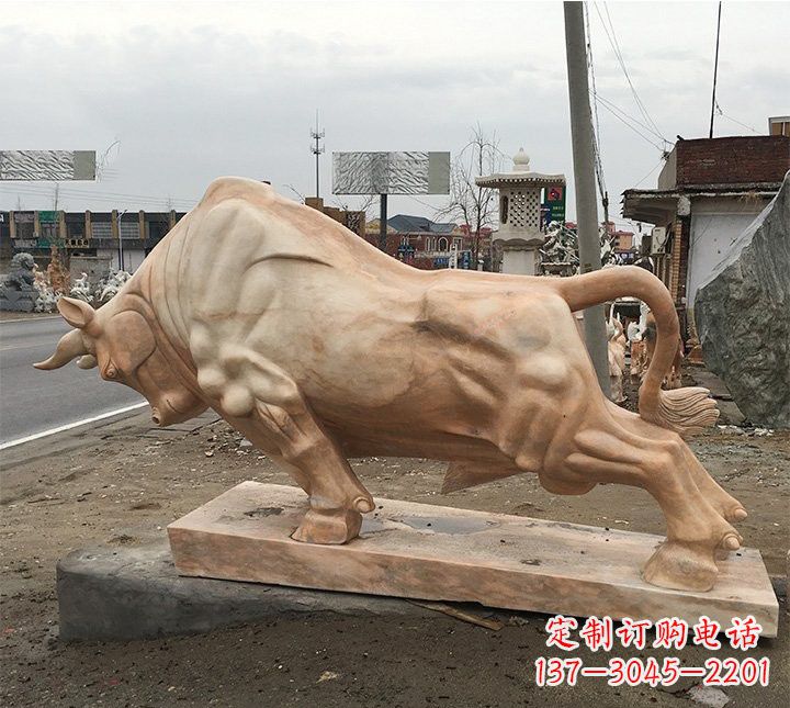 商丘象征力量的广场晚霞红牛雕塑