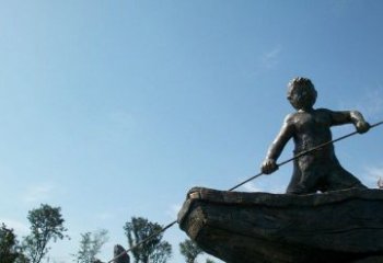 商丘男孩撑船铜雕，营造童趣氛围