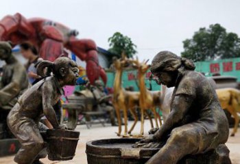 商丘注重传统的母爱——广场铜雕母亲洗衣服小品雕塑