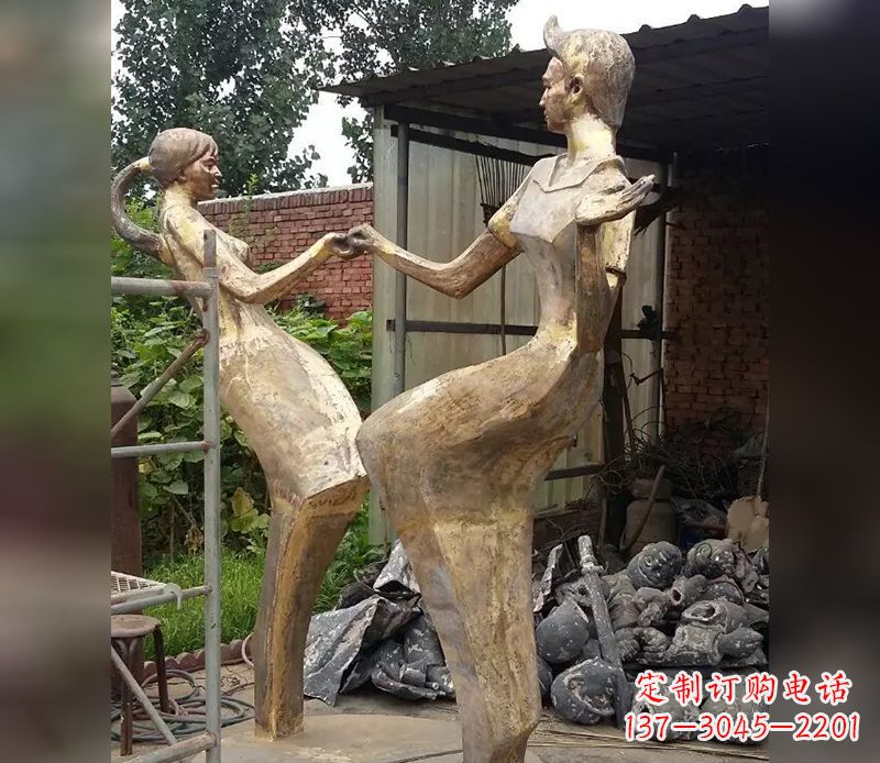商丘情侣跳舞广场景观铜雕