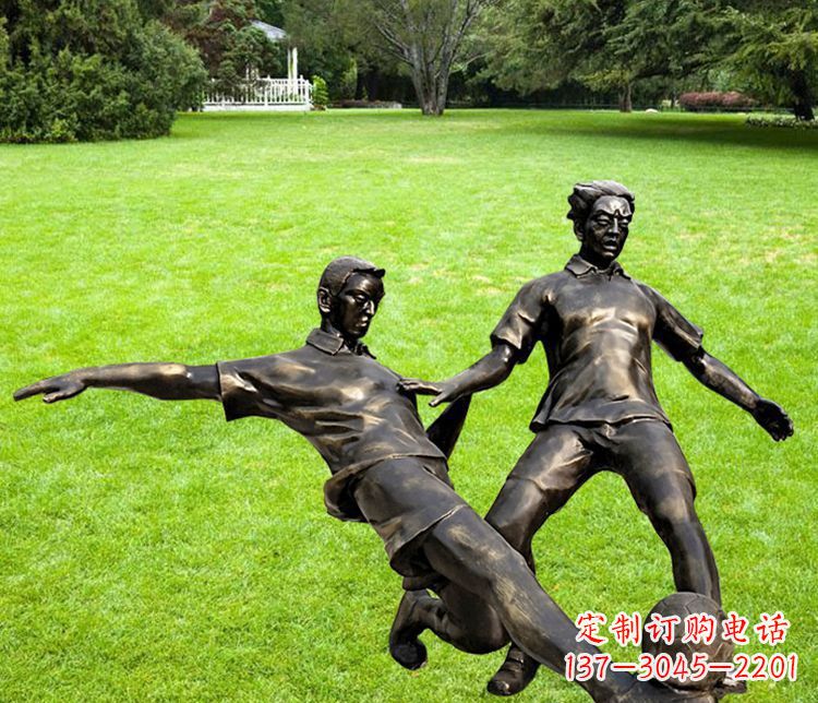商丘踢足球的人物铜雕