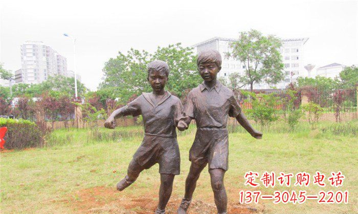 商丘踢足球公园人物铜雕 (2)