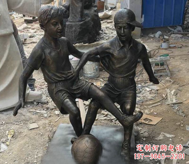 商丘踢足球公园人物铜雕