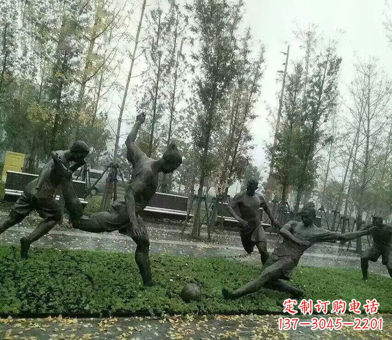 商丘踢足球公园运动人物铜雕