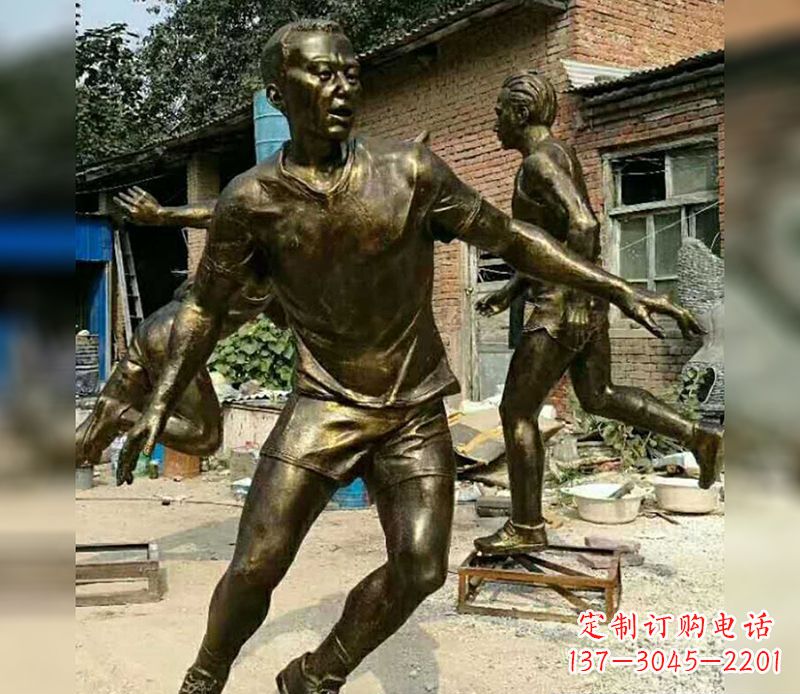 商丘踢足球广场人物铜雕