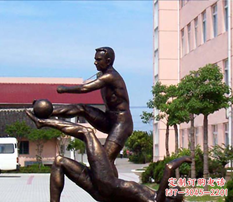 商丘踢足球人物广场小品铜雕
