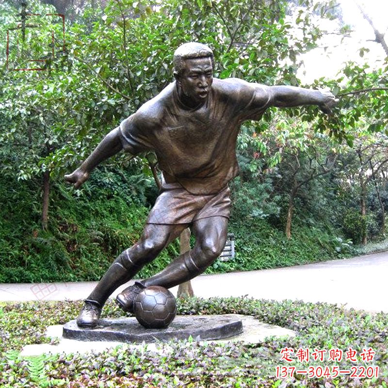 商丘踢足球铜雕体育运动人物雕塑