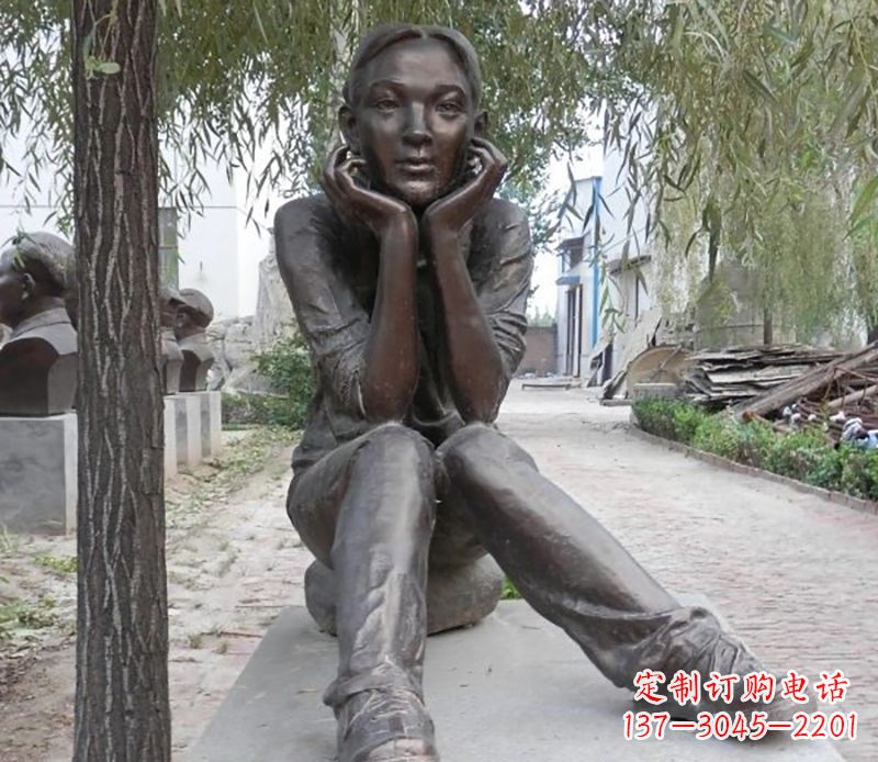 商丘托着下巴小女孩公园人物铜雕