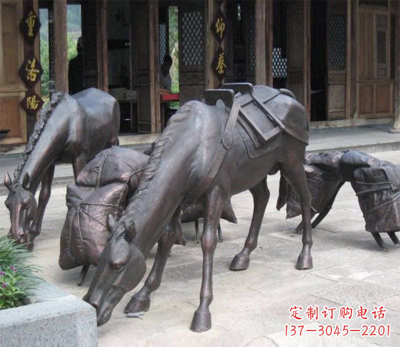 商丘拖行李的马动物铜雕