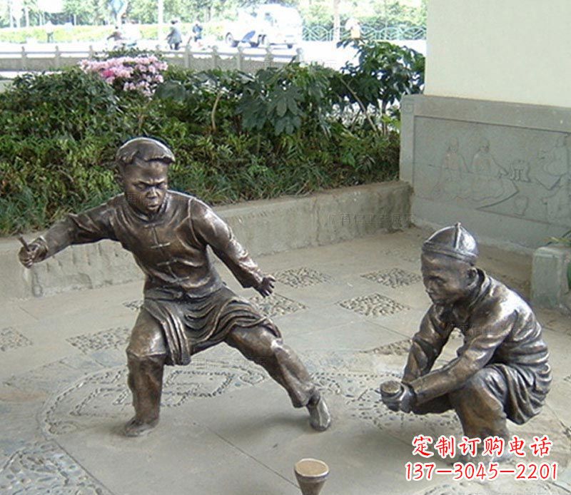 商丘玩陀螺的古代儿童铜雕