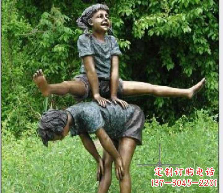 商丘玩跳山羊的儿童铜雕