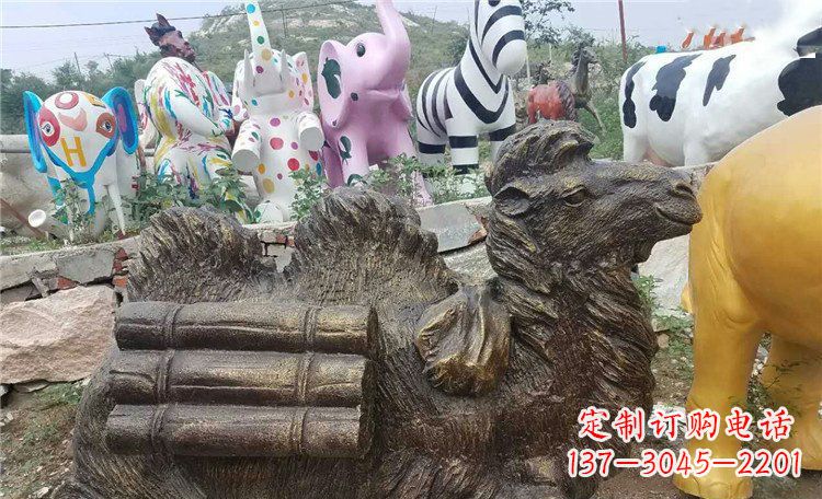 商丘卧着的骆驼动物铜雕 (2)