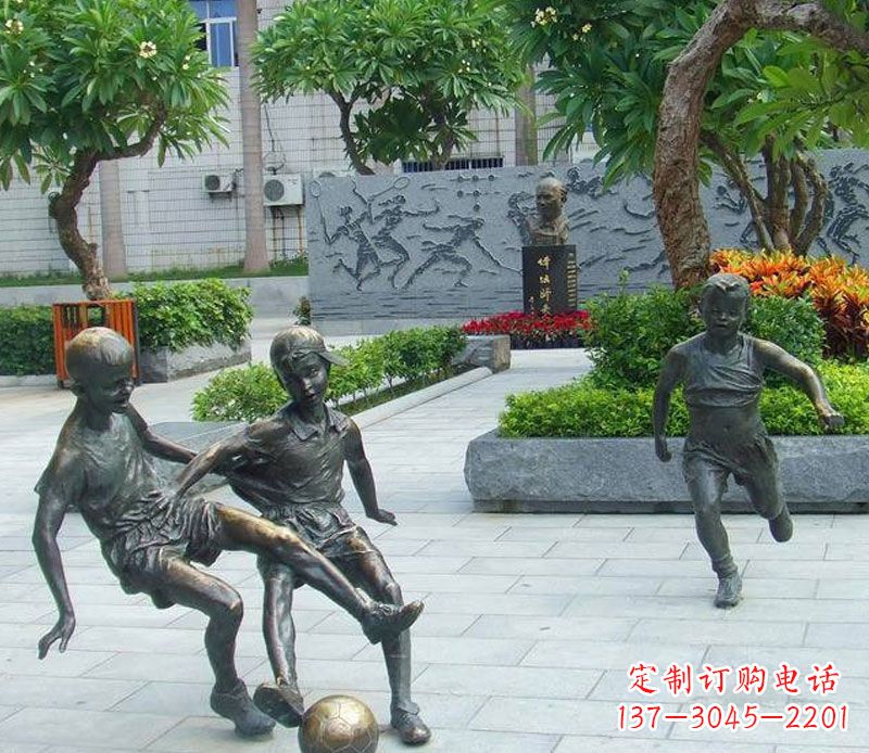 商丘小孩踢足球公园景观铜雕