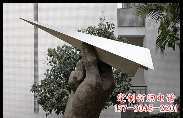 商丘小区不锈钢手拿纸飞机雕塑