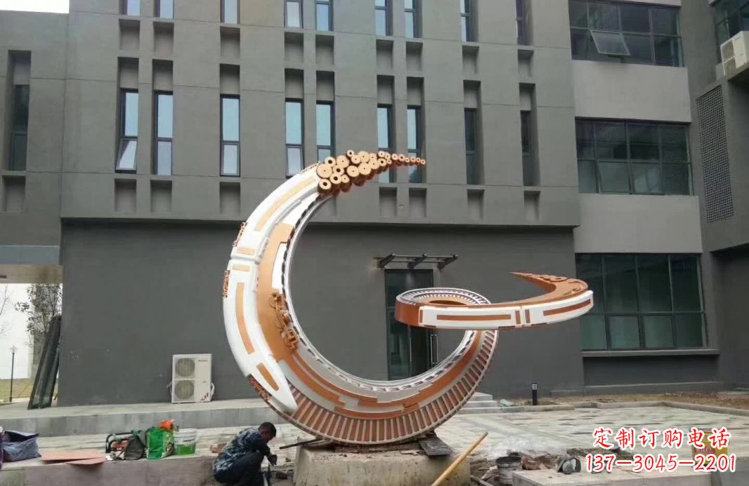 商丘小区抽象不锈钢月亮雕塑