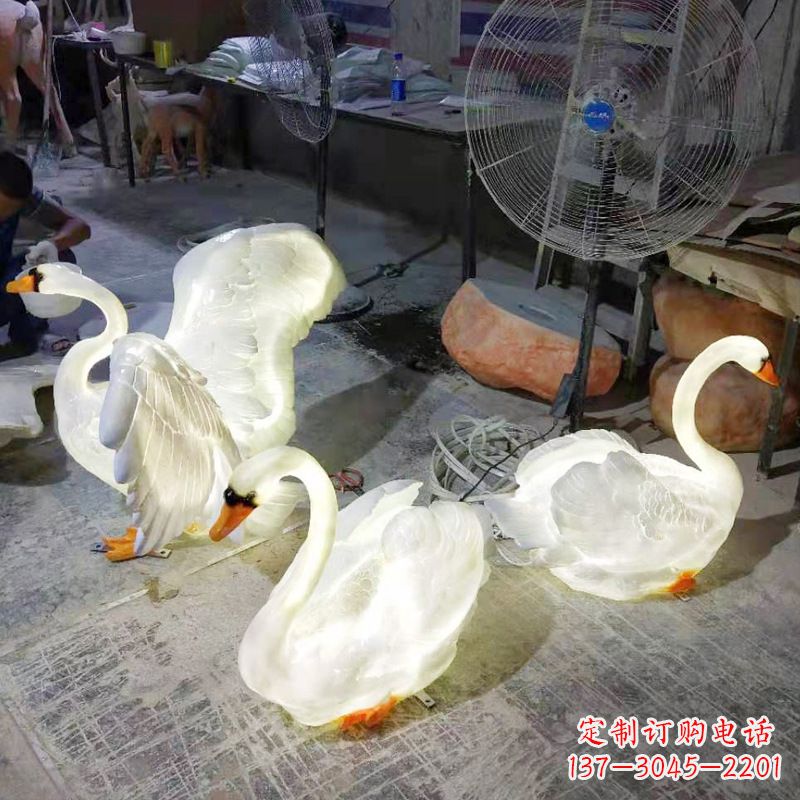 商丘小区园林草坪发光天鹅景观雕塑摆件