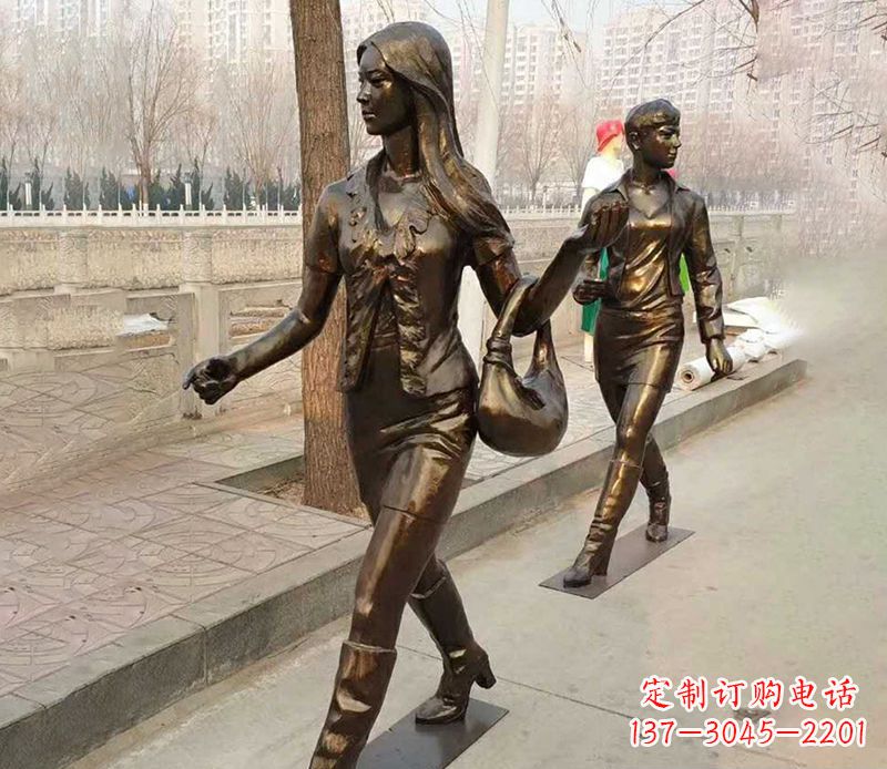 商丘行走的女人街边人物铜雕
