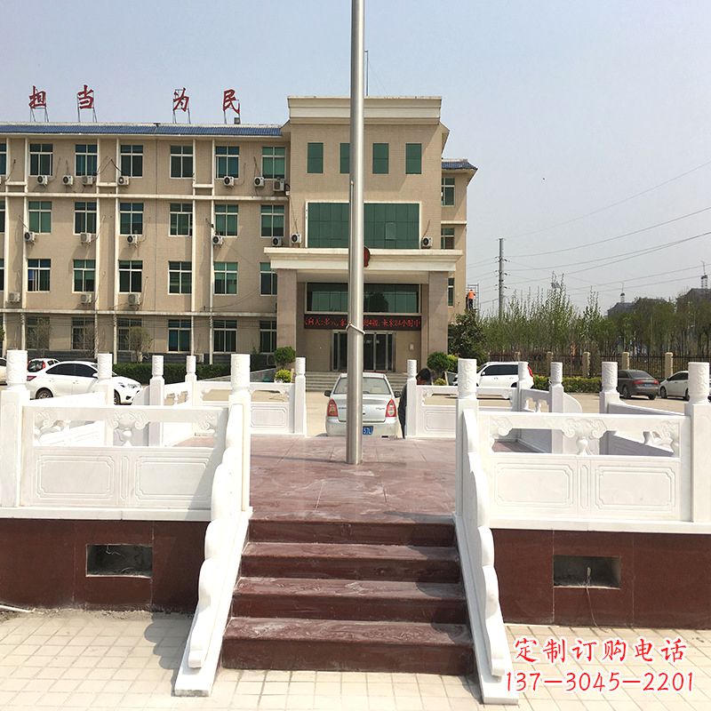 商丘学校广场石雕升旗台