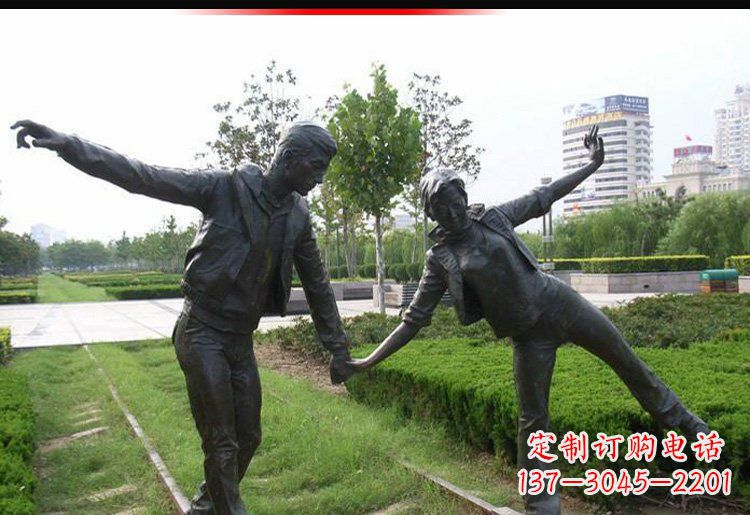 商丘走铁轨的情侣铜雕